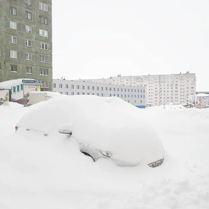 En la ciudad más fría de Rusia ha caído en 5 días tanta nieve como en 2 meses, y las fotos son surreales (30 imágenes)