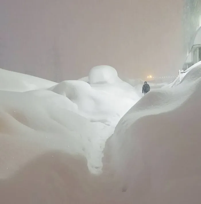 En la ciudad más fría de Rusia ha caído en 5 días tanta nieve como en 2 meses, y las fotos son surreales (30 imágenes)