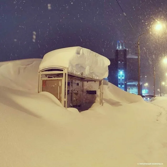 En la ciudad más fría de Rusia ha caído en 5 días tanta nieve como en 2 meses, y las fotos son surreales (30 imágenes)