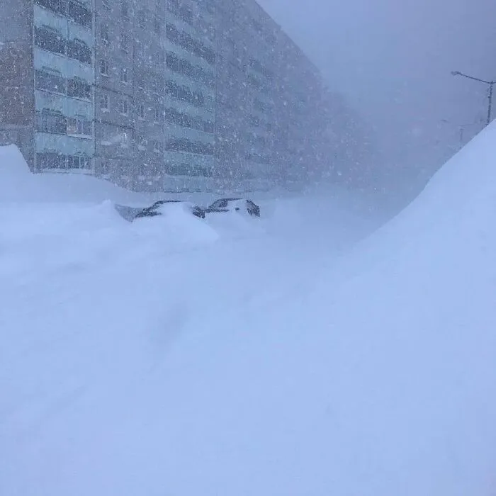 En la ciudad más fría de Rusia ha caído en 5 días tanta nieve como en 2 meses, y las fotos son surreales (30 imágenes)