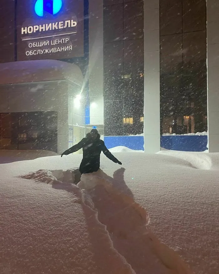 En la ciudad más fría de Rusia ha caído en 5 días tanta nieve como en 2 meses, y las fotos son surreales (30 imágenes)
