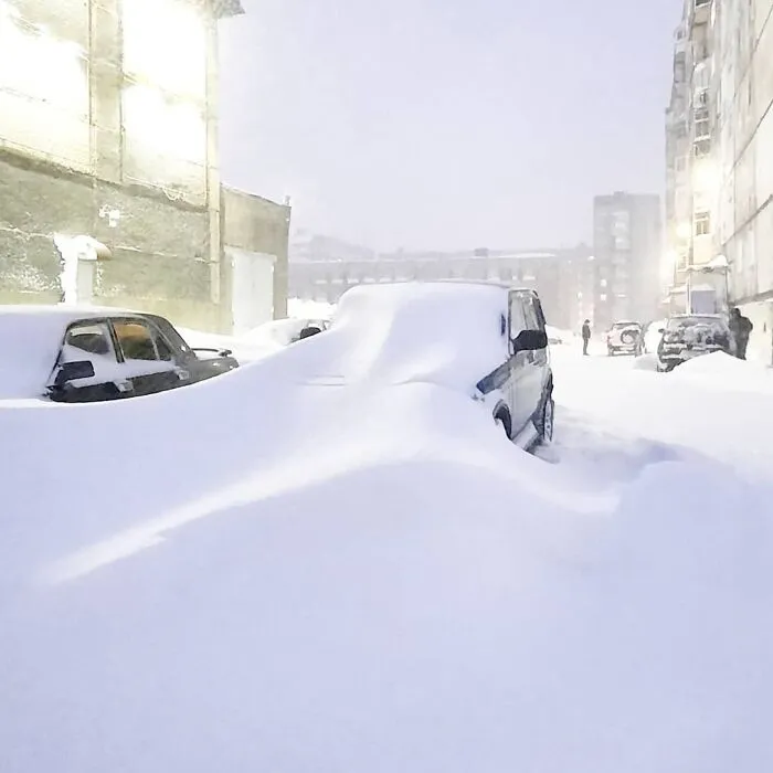 En la ciudad más fría de Rusia ha caído en 5 días tanta nieve como en 2 meses, y las fotos son surreales (30 imágenes)