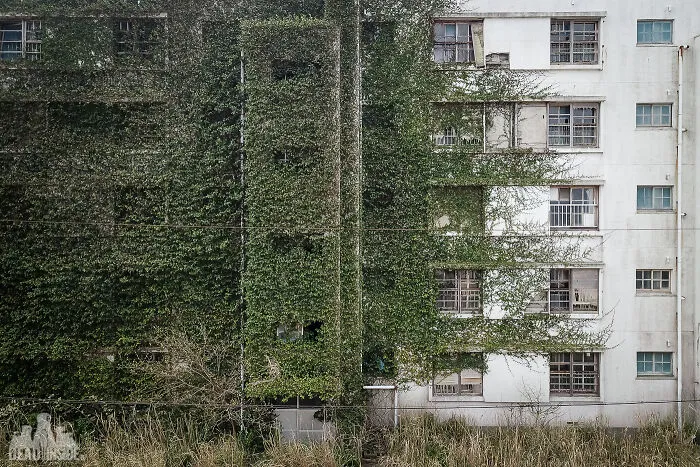 I Took Pictures Of A Japanese Island That Is Full Of Decayed Buildings And Has Less Than 130 People Living On It (36 Pics)