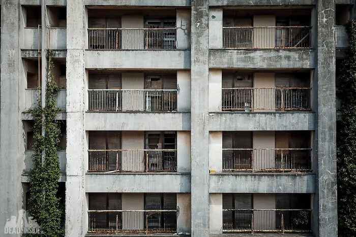 I Took Pictures Of A Japanese Island That Is Full Of Decayed Buildings And Has Less Than 130 People Living On It (36 Pics)
