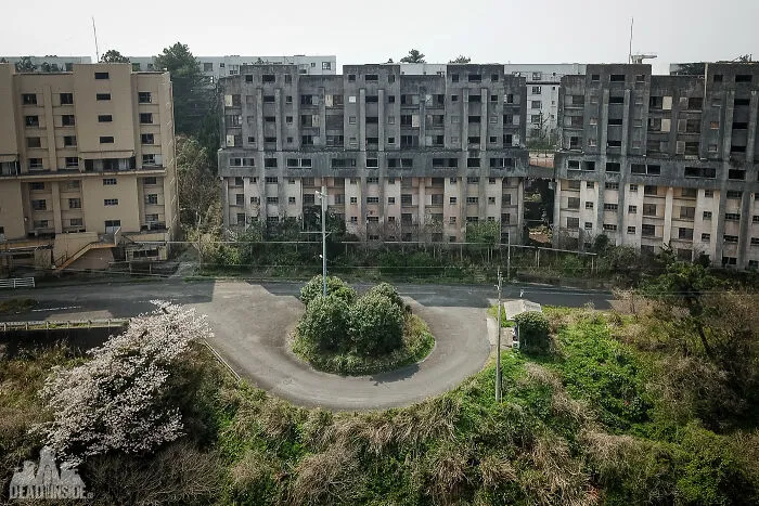 I Took Pictures Of A Japanese Island That Is Full Of Decayed Buildings And Has Less Than 130 People Living On It (36 Pics)