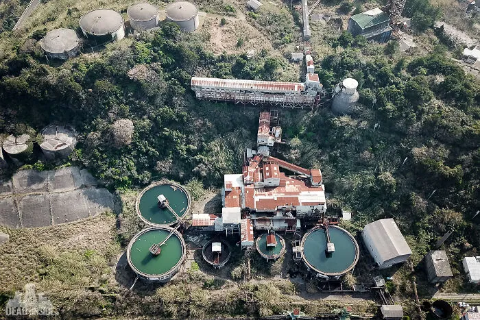 I Took Pictures Of A Japanese Island That Is Full Of Decayed Buildings And Has Less Than 130 People Living On It (36 Pics)