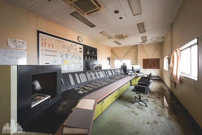 I Took Pictures Of A Japanese Island That Is Full Of Decayed Buildings And Has Less Than 130 People Living On It (36 Pics)