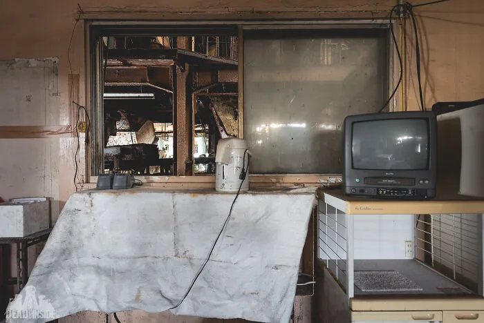 I Took Pictures Of A Japanese Island That Is Full Of Decayed Buildings And Has Less Than 130 People Living On It (36 Pics)
