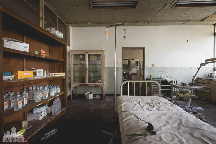 I Took Pictures Of A Japanese Island That Is Full Of Decayed Buildings And Has Less Than 130 People Living On It (36 Pics)