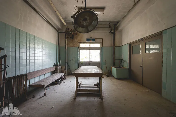 I Took Pictures Of A Japanese Island That Is Full Of Decayed Buildings And Has Less Than 130 People Living On It (36 Pics)