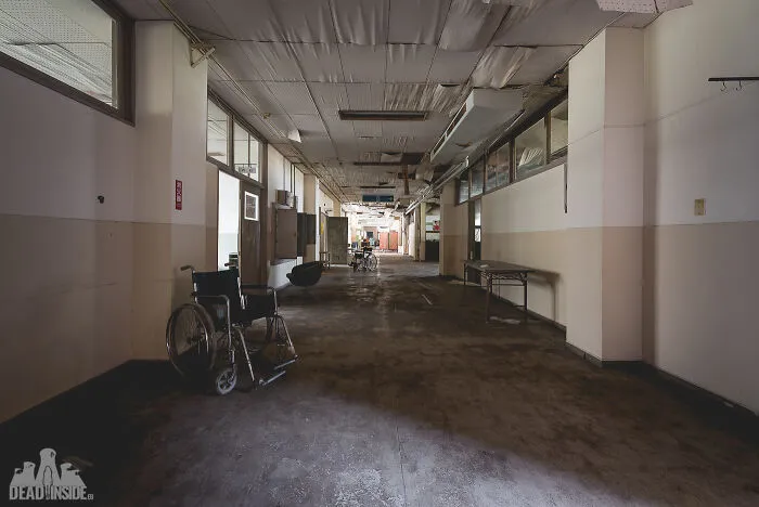 I Took Pictures Of A Japanese Island That Is Full Of Decayed Buildings And Has Less Than 130 People Living On It (36 Pics)