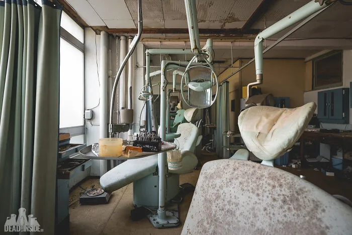 I Took Pictures Of A Japanese Island That Is Full Of Decayed Buildings And Has Less Than 130 People Living On It (36 Pics)