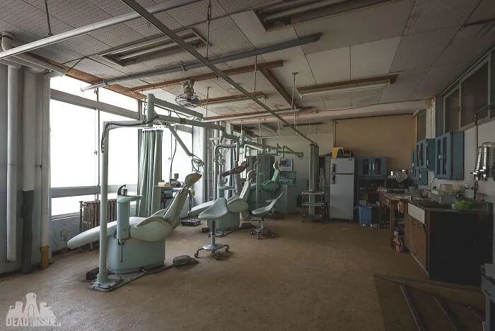 I Took Pictures Of A Japanese Island That Is Full Of Decayed Buildings And Has Less Than 130 People Living On It (36 Pics)