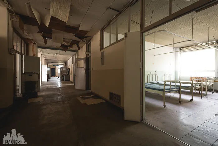 I Took Pictures Of A Japanese Island That Is Full Of Decayed Buildings And Has Less Than 130 People Living On It (36 Pics)