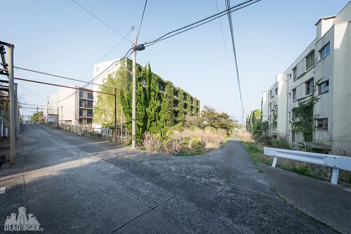 I Took Pictures Of A Japanese Island That Is Full Of Decayed Buildings And Has Less Than 130 People Living On It (36 Pics)