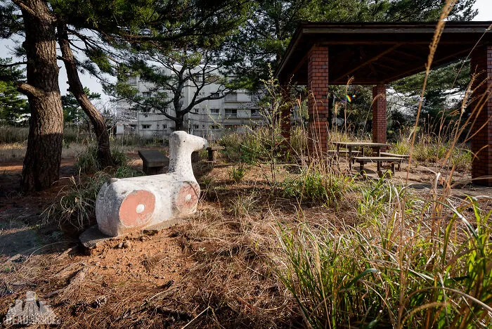 I Took Pictures Of A Japanese Island That Is Full Of Decayed Buildings And Has Less Than 130 People Living On It (36 Pics)