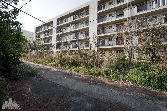 I Took Pictures Of A Japanese Island That Is Full Of Decayed Buildings And Has Less Than 130 People Living On It (36 Pics)