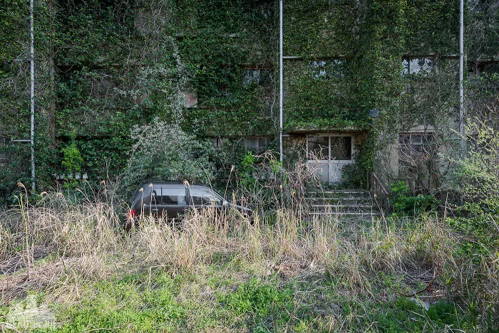 I Took Pictures Of A Japanese Island That Is Full Of Decayed Buildings And Has Less Than 130 People Living On It (36 Pics)