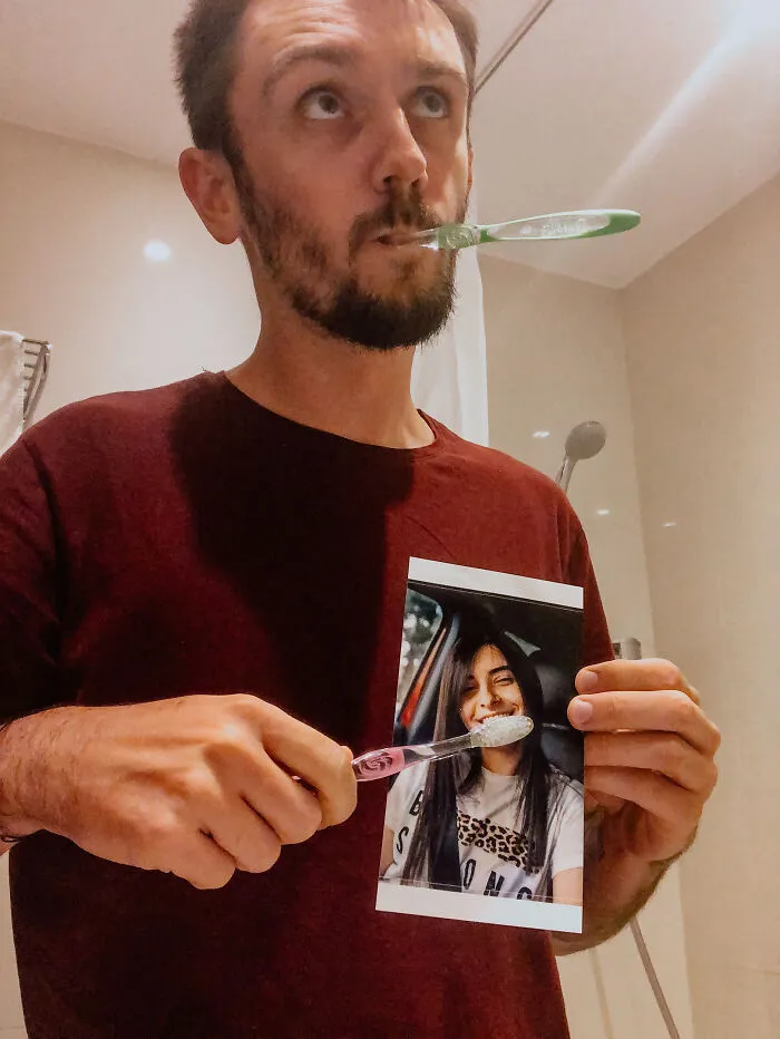 My Girlfriend Couldn’t Join Me On A Trip To Europe Last Year, So I Printed A Few Of Her Photos And Took Selfies Everywhere (32 Pics)