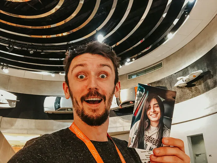 My Girlfriend Couldn’t Join Me On A Trip To Europe Last Year, So I Printed A Few Of Her Photos And Took Selfies Everywhere (32 Pics)