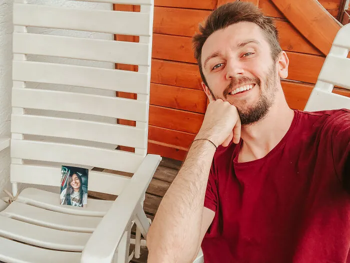 My Girlfriend Couldn’t Join Me On A Trip To Europe Last Year, So I Printed A Few Of Her Photos And Took Selfies Everywhere (32 Pics)