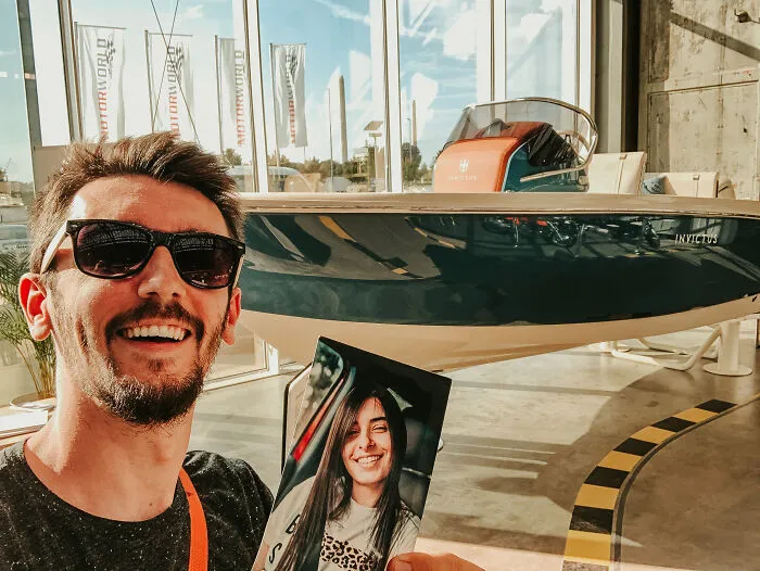 My Girlfriend Couldn’t Join Me On A Trip To Europe Last Year, So I Printed A Few Of Her Photos And Took Selfies Everywhere (32 Pics)