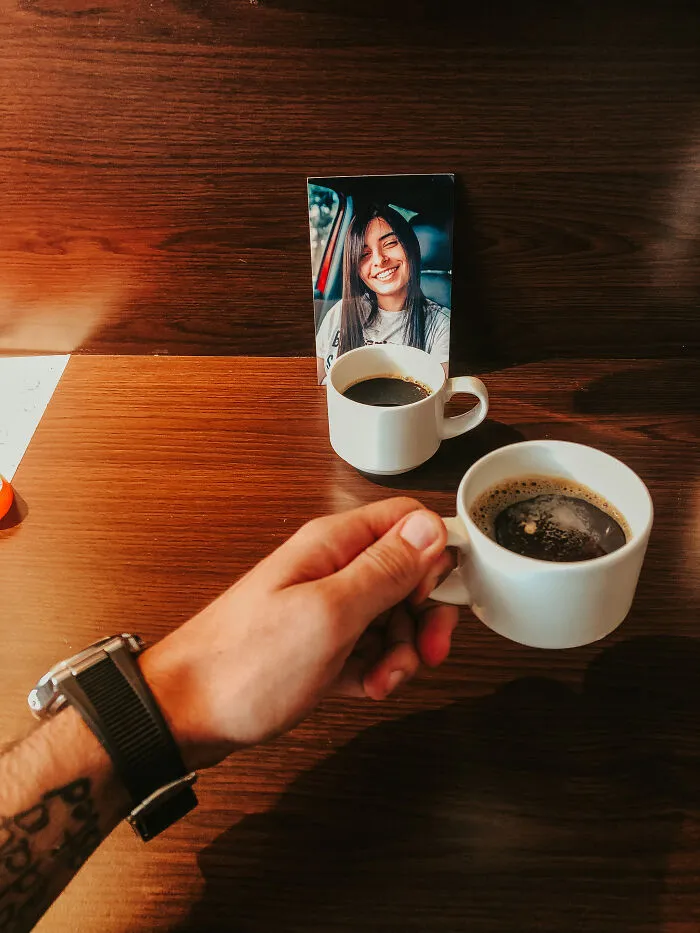 My Girlfriend Couldn’t Join Me On A Trip To Europe Last Year, So I Printed A Few Of Her Photos And Took Selfies Everywhere (32 Pics)