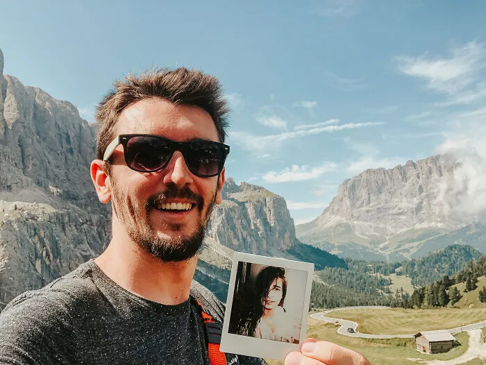 My Girlfriend Couldn’t Join Me On A Trip To Europe Last Year, So I Printed A Few Of Her Photos And Took Selfies Everywhere (32 Pics)