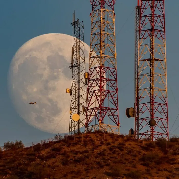 Not Photoshopped: Photographer Uses Only Lens To Make The Moon Look Supersized (26 Pics)