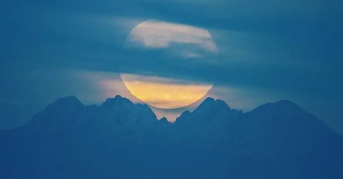 Not Photoshopped: Photographer Uses Only Lens To Make The Moon Look Supersized (26 Pics)