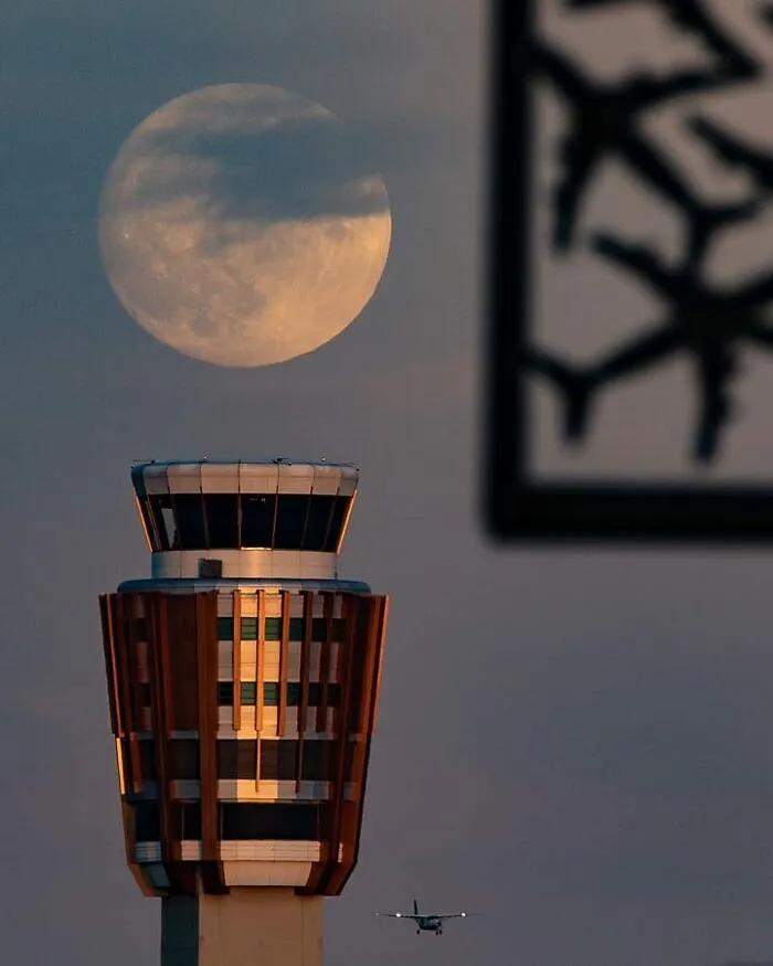 Not Photoshopped: Photographer Uses Only Lens To Make The Moon Look Supersized (26 Pics)
