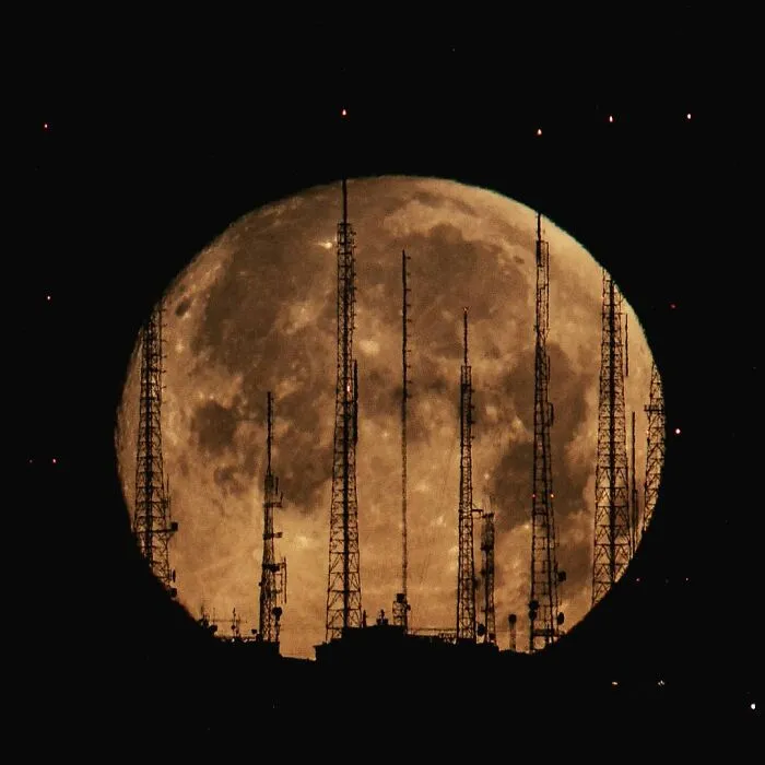 Not Photoshopped: Photographer Uses Only Lens To Make The Moon Look Supersized (26 Pics)