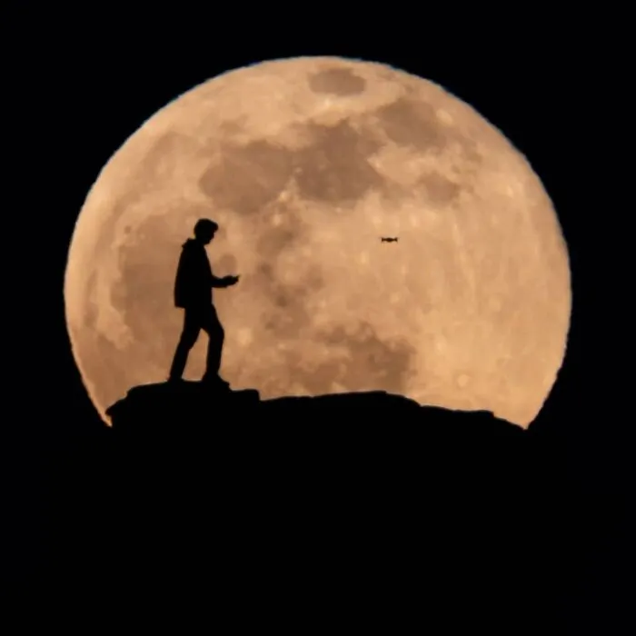 Not Photoshopped: Photographer Uses Only Lens To Make The Moon Look Supersized (26 Pics)