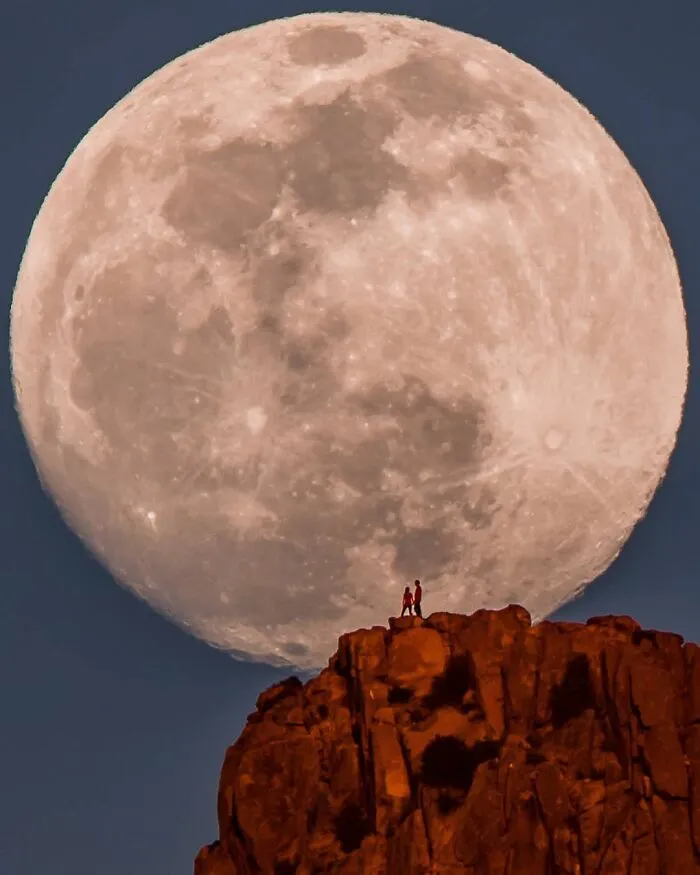 Not Photoshopped: Photographer Uses Only Lens To Make The Moon Look Supersized (26 Pics)
