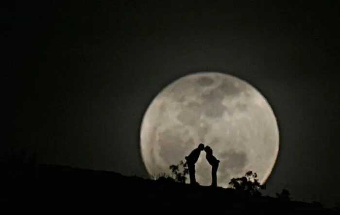 Not Photoshopped: Photographer Uses Only Lens To Make The Moon Look Supersized (26 Pics)