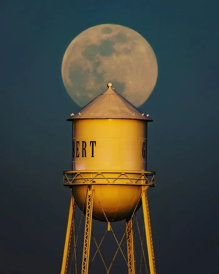 Not Photoshopped: Photographer Uses Only Lens To Make The Moon Look Supersized (26 Pics)