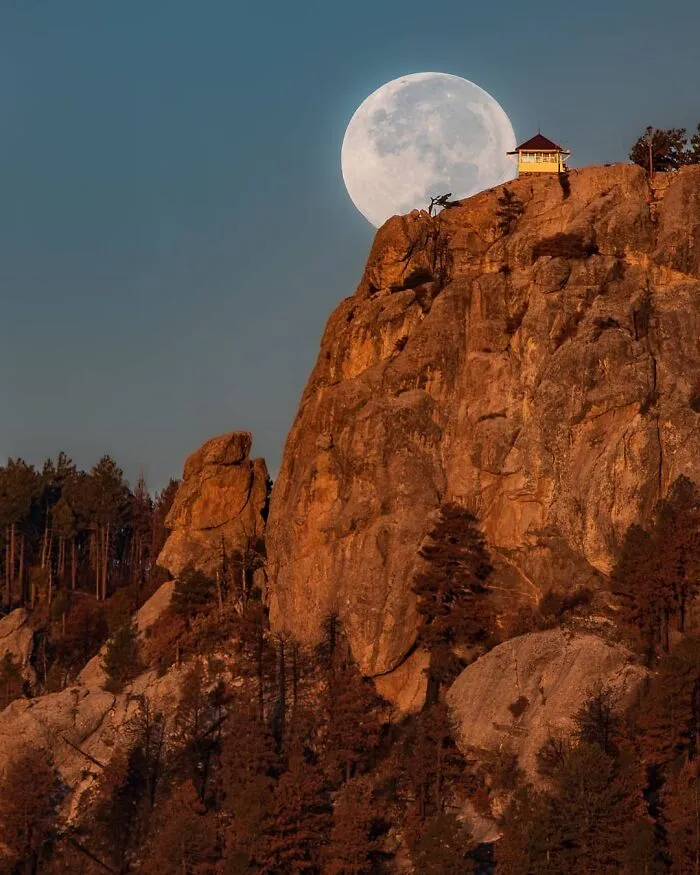 Not Photoshopped: Photographer Uses Only Lens To Make The Moon Look Supersized (26 Pics)