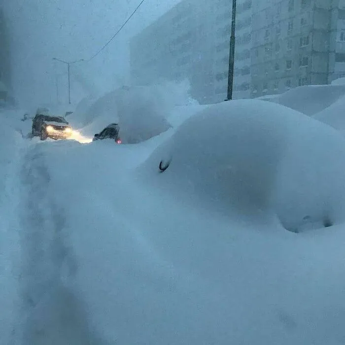 En la ciudad más fría de Rusia ha caído en 5 días tanta nieve como en 2 meses, y las fotos son surreales (30 imágenes)