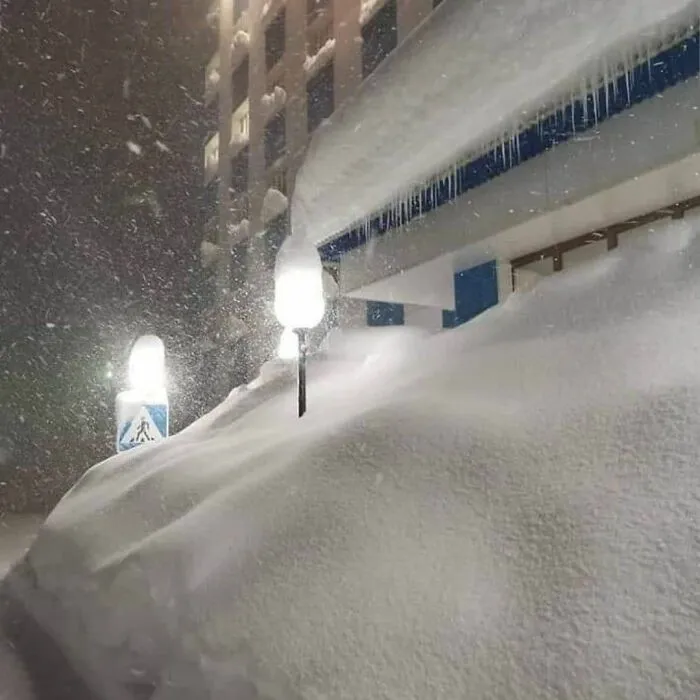 En la ciudad más fría de Rusia ha caído en 5 días tanta nieve como en 2 meses, y las fotos son surreales (30 imágenes)
