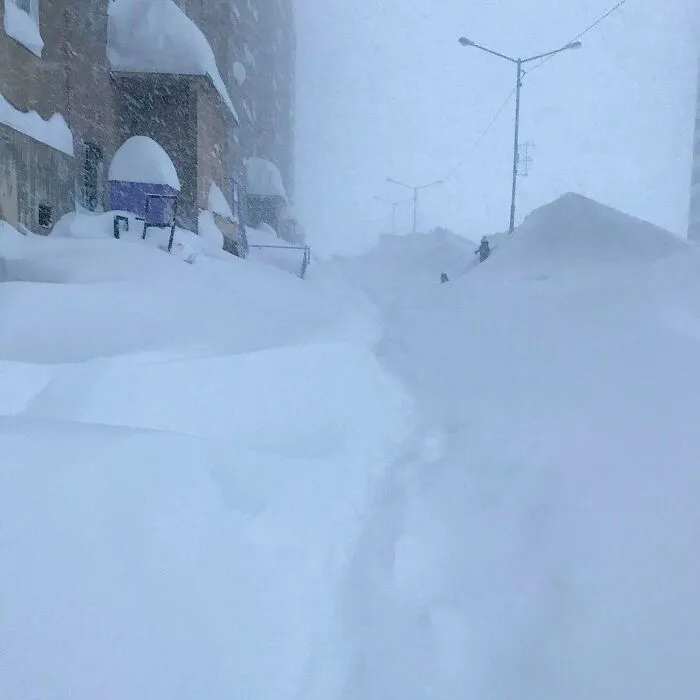 En la ciudad más fría de Rusia ha caído en 5 días tanta nieve como en 2 meses, y las fotos son surreales (30 imágenes)
