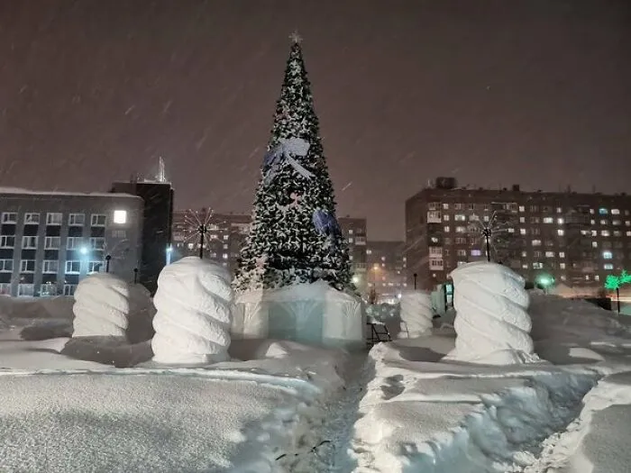 En la ciudad más fría de Rusia ha caído en 5 días tanta nieve como en 2 meses, y las fotos son surreales (30 imágenes)