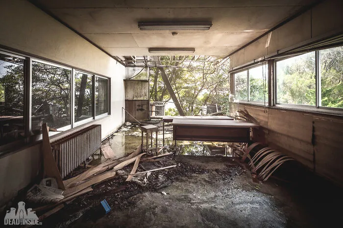 I Took Pictures Of A Japanese Island That Is Full Of Decayed Buildings And Has Less Than 130 People Living On It (36 Pics)