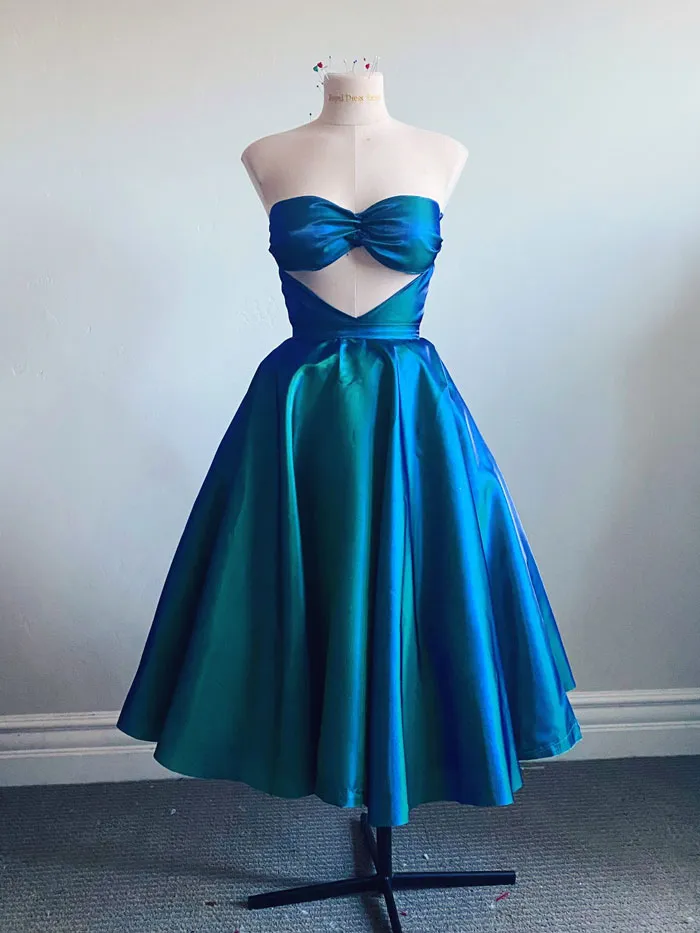 Un Vestido Peek-A-Boo Hecho Con Una Cortina De Baño
