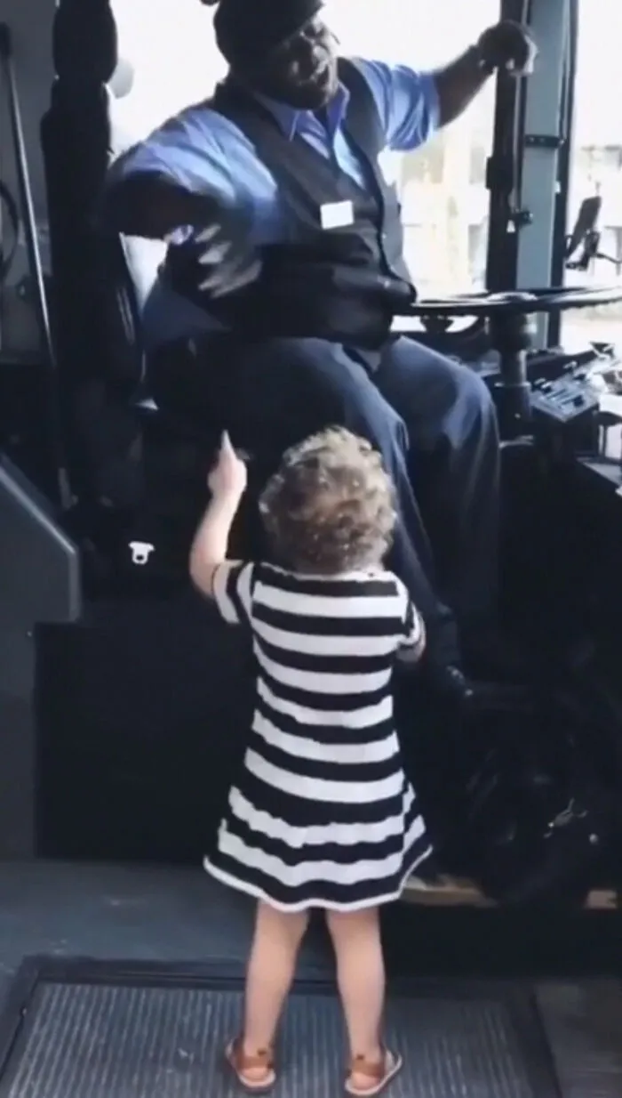 When The Bus Driver Vibes With A Child And Moves To "Shake It Off" By Tailor Swift