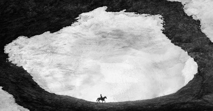 Discover The 10 Winners Of The Independent Photographer's 'Black And White' Competition