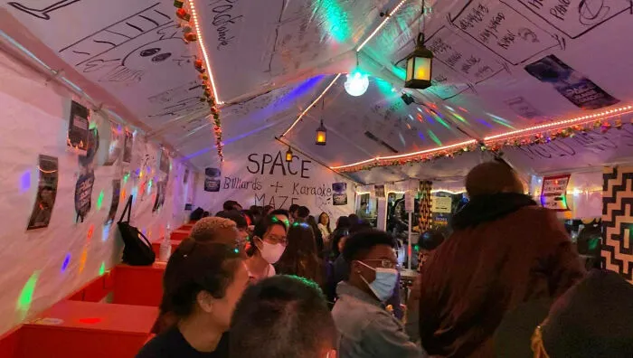 30 Photos Of "Outdoor Dining" That Don't Look Right At All
