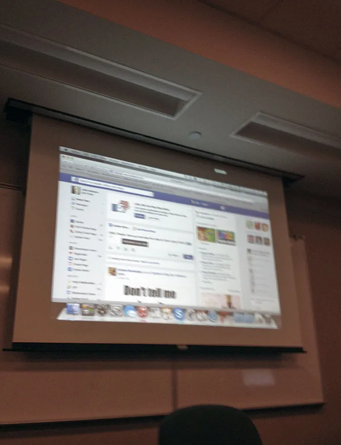 Mi profesora se aburría en clase, así que entró en Facebook. No se daba cuenta de que su portátil aún estaba conectado al proyector