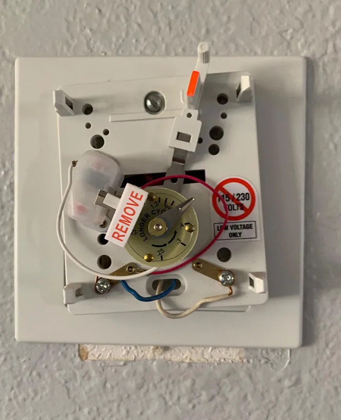 El termostato apenas había funcionado en todo el invierno, un amigo me sugirió que lo abriera y buscara un interruptor