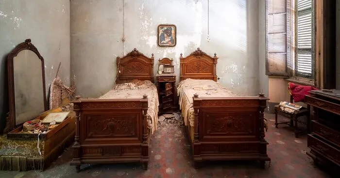 Here's What's Inside This Art-Nouveau Abandoned Palace That I Found Hidden In A Small Town (18 Pics)