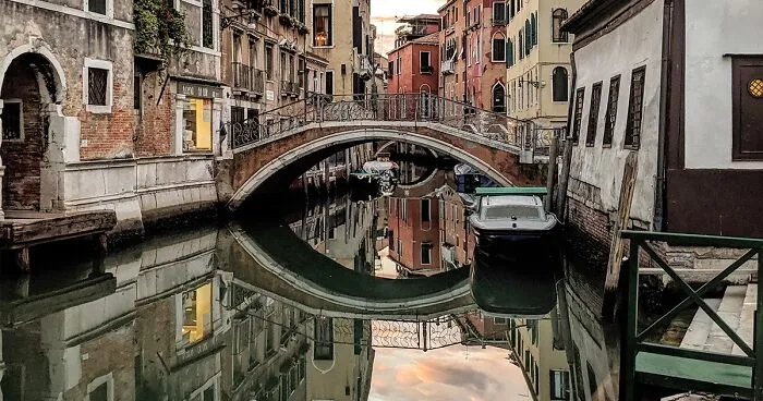 I Capture The Beauty Of Cities Using Reflections And My Smartphone (20 New Pics)